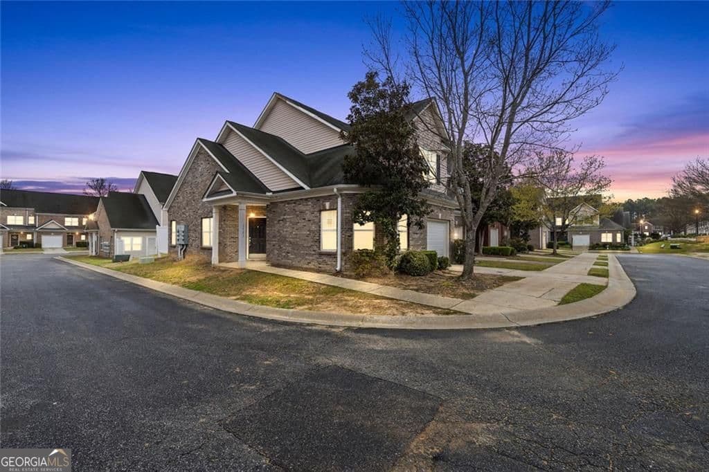 3 bedroom, 2.5 bathroom, 2,652 sq ft townhouse sold at 2555 Flat Shoals Road 1501, Atlanta, GA 30349