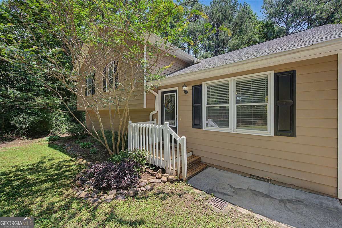 5 bedroom, 3 bathroom, 2,072 sq ft single family residence for sale at 558 NE Peeples Valley Road, Cartersville, GA 30121 — photo 6