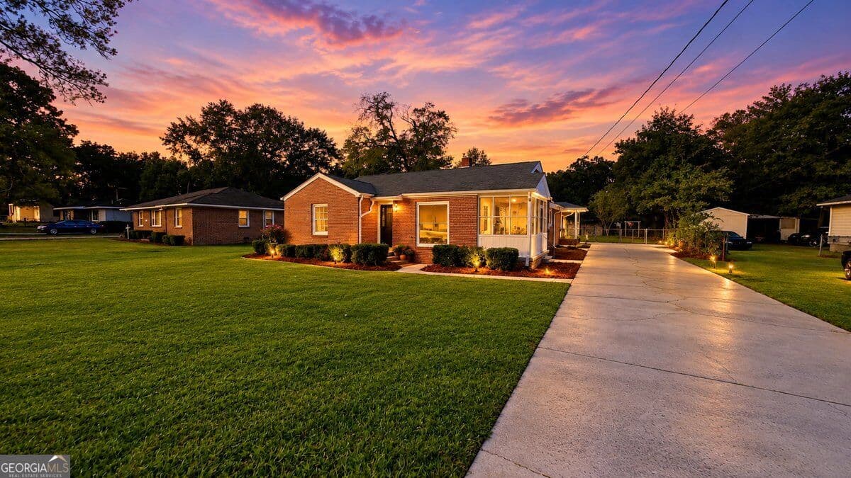 3 bedroom, 2 bathroom, 1,608 sq ft single family residence for sale at 208 Comer Drive, Dublin, GA 31021 — photo 2