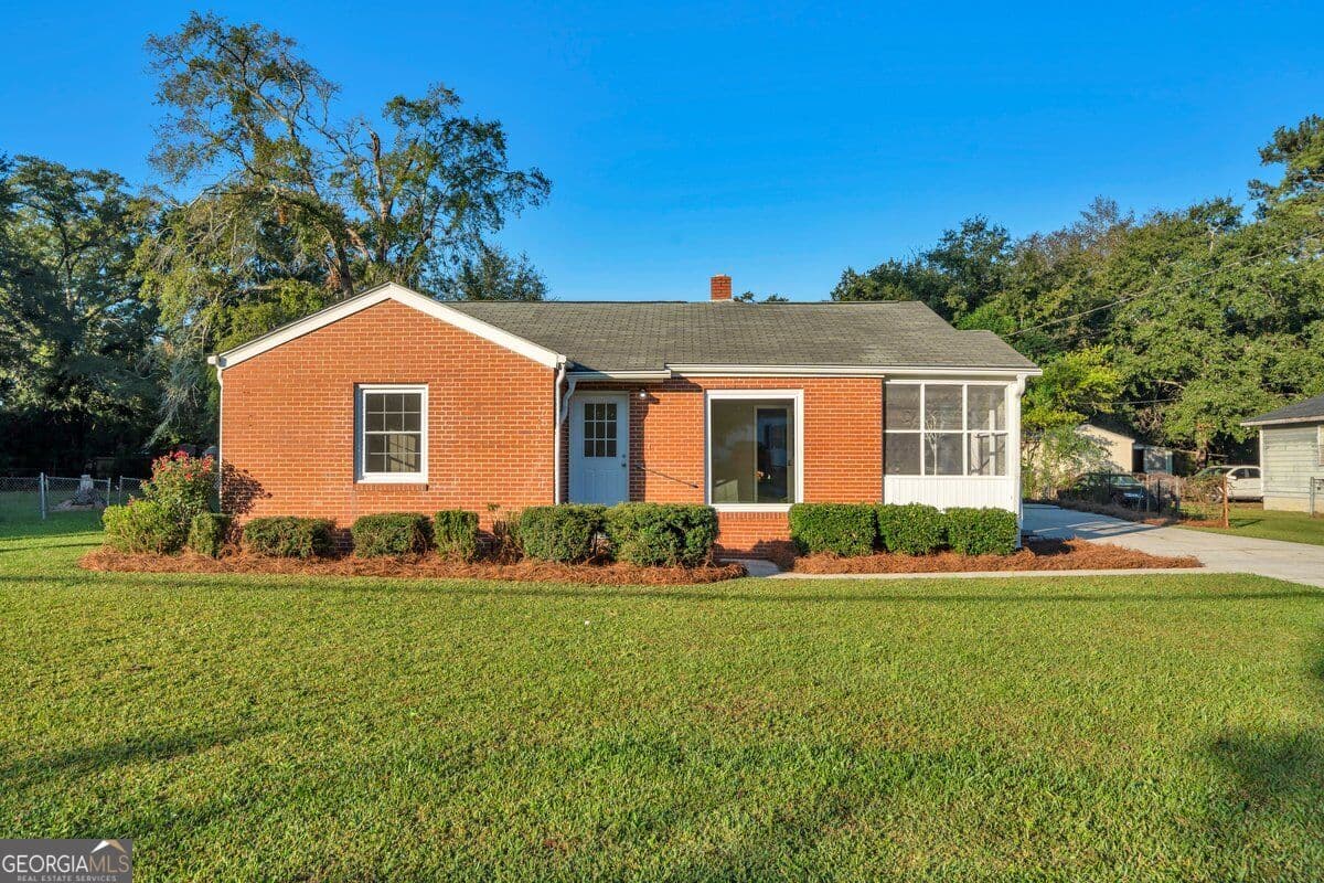 3 bedroom, 2 bathroom, 1,608 sq ft single family residence for sale at 208 Comer Drive, Dublin, GA 31021 — photo 1 of 36