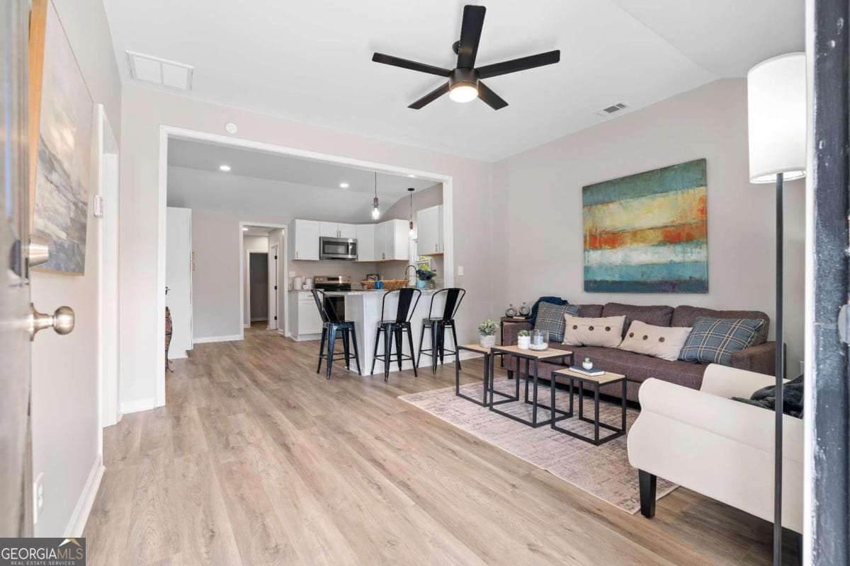 3 bedroom, 2 bathroom, 1,034 sq ft single family residence for sale at 118 Perry Street, Monroe, GA 30655 — photo 3