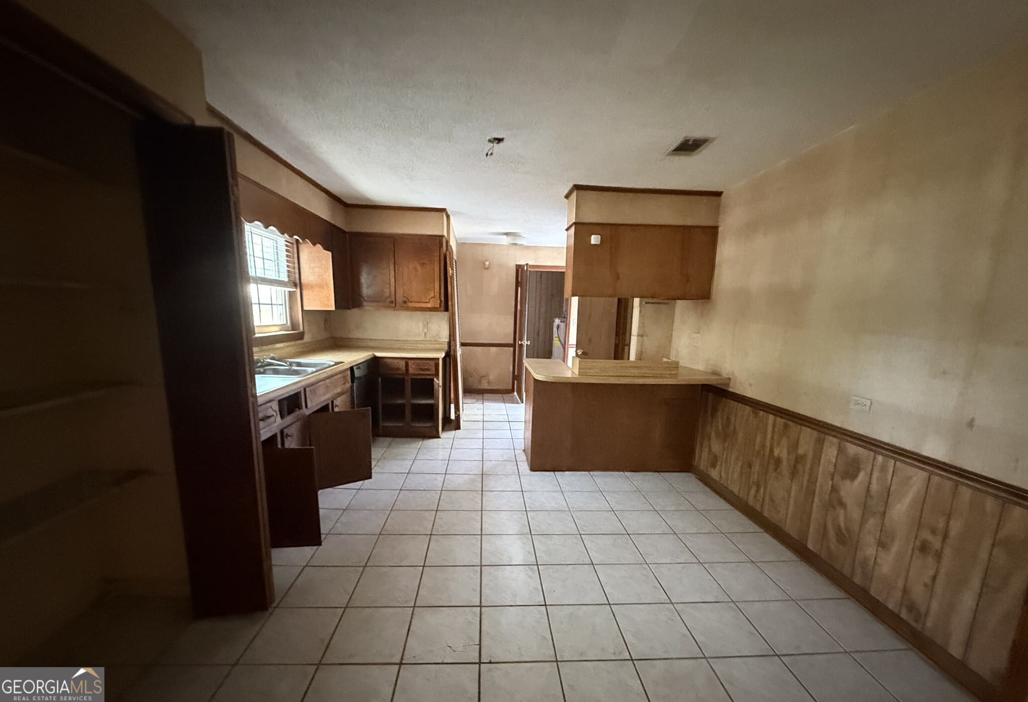 4 bedroom, 2 bathroom, 1,752 sq ft single family residence for sale at 401 E Howard Street, Wrens, GA 30833 — photo 3