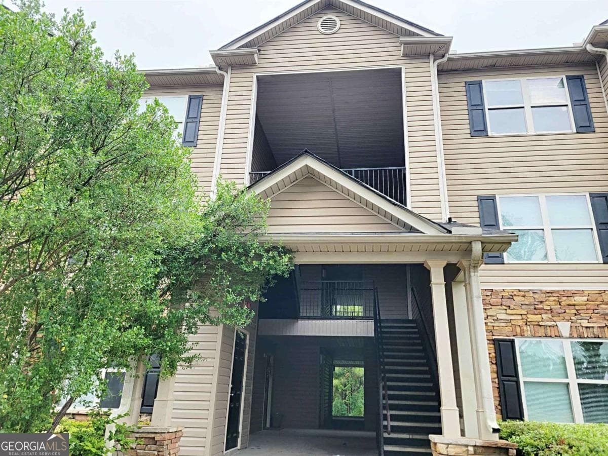 3 bedroom, 2 bathroom, 1,232 sq ft condominium for sale at 3303 Fairington Club Drive 3303, Lithonia, GA 30038 — photo 2
