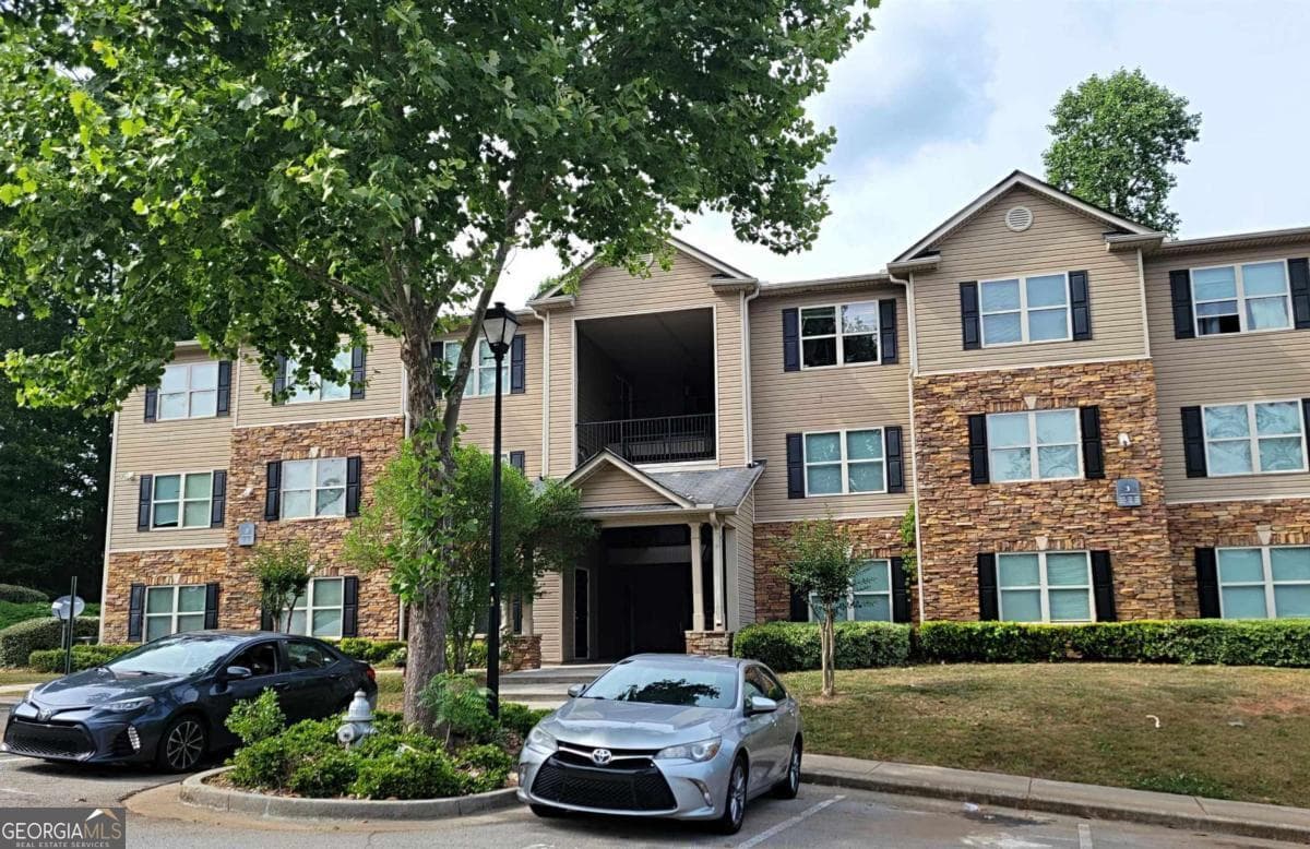 3 bedroom, 2 bathroom, 1,232 sq ft condominium for sale at 3303 Fairington Club Drive 3303, Lithonia, GA 30038 — photo 1 of 21