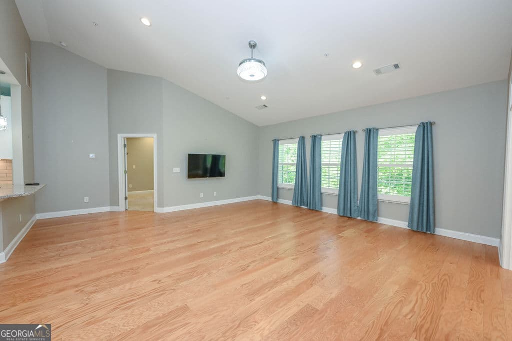 2 bedroom, 2 bathroom, 1,647 sq ft condominium for sale at 3504 Commonwealth Circle, Newnan, GA 30263 — photo 3