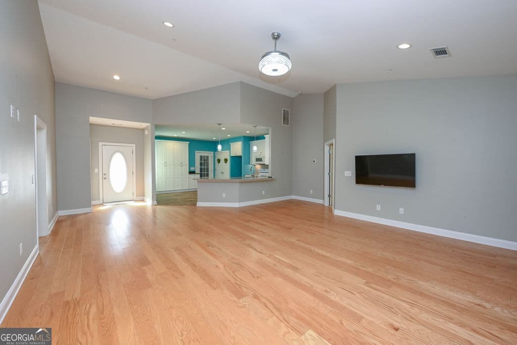 2 bedroom, 2 bathroom, 1,647 sq ft condominium for sale at 3504 Commonwealth Circle, Newnan, GA 30263 — photo 4