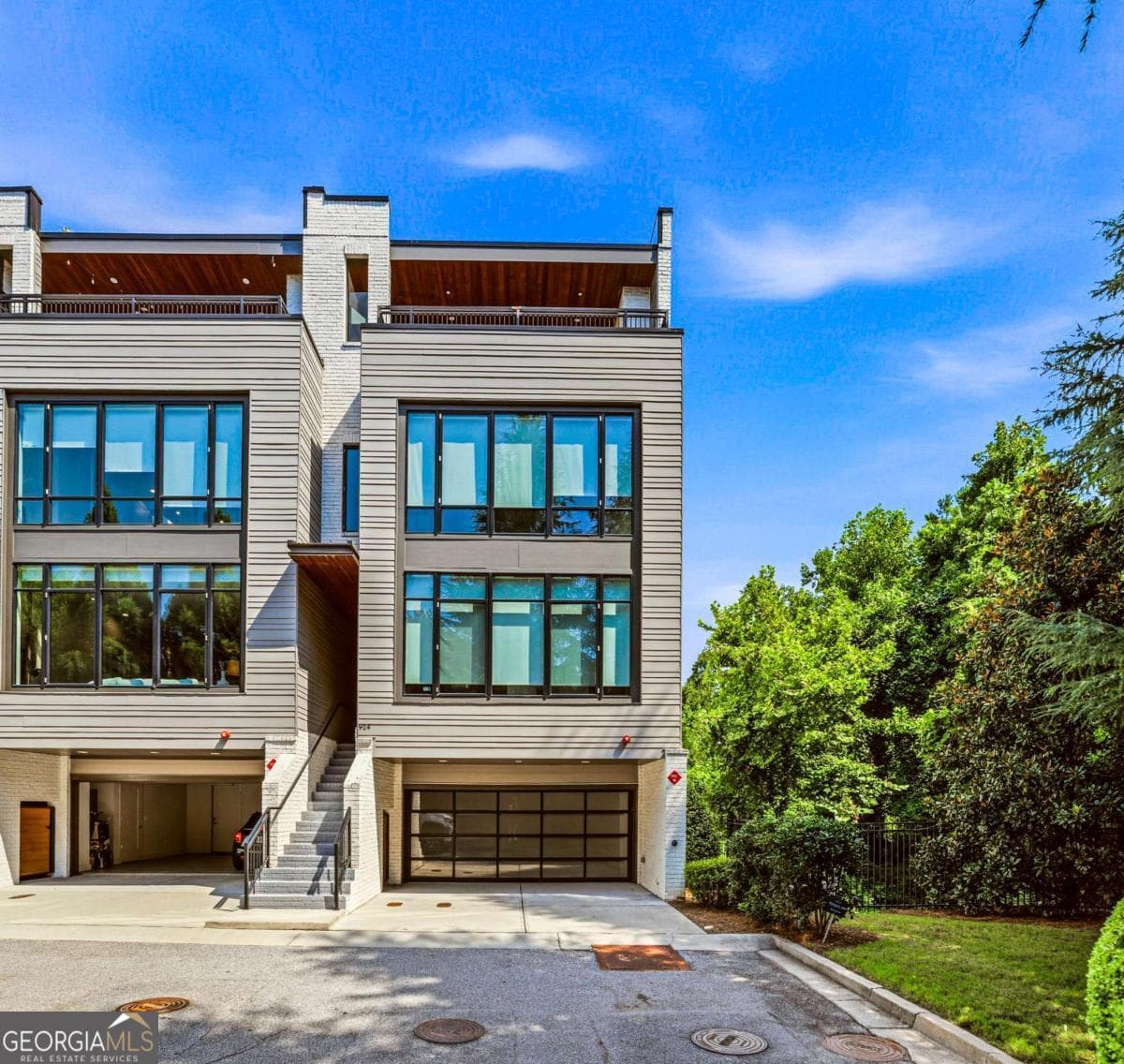 4 bedroom, 4.5 bathroom, 3,210 sq ft townhouse for sale at 914 Lenox Boulevard, Atlanta, GA 30324 — photo 2