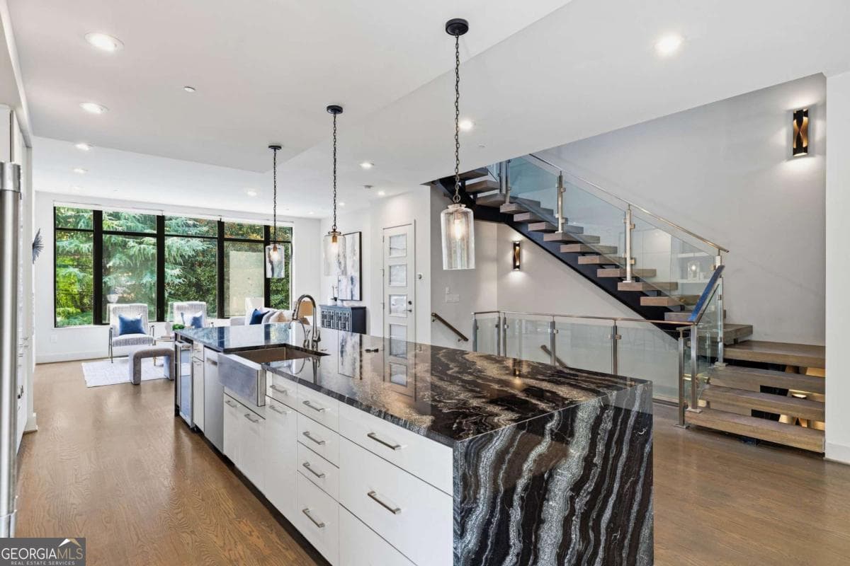 4 bedroom, 4.5 bathroom, 3,210 sq ft townhouse for sale at 914 Lenox Boulevard, Atlanta, GA 30324 — photo 5