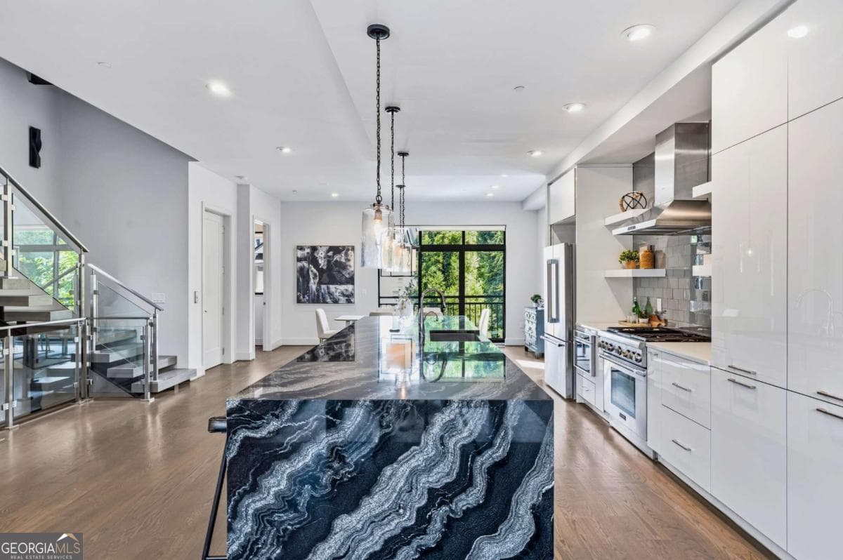 4 bedroom, 4.5 bathroom, 3,210 sq ft townhouse for sale at 914 Lenox Boulevard, Atlanta, GA 30324 — photo 9