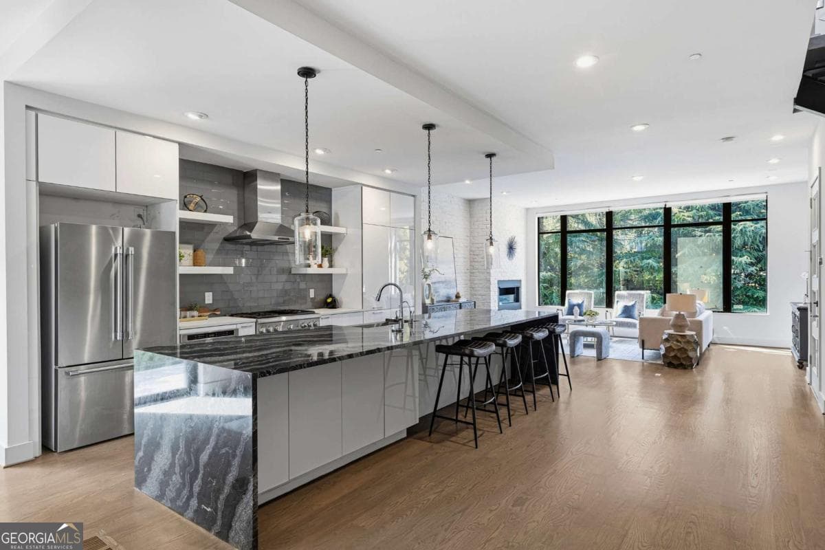 4 bedroom, 4.5 bathroom, 3,210 sq ft townhouse for sale at 914 Lenox Boulevard, Atlanta, GA 30324 — photo 4