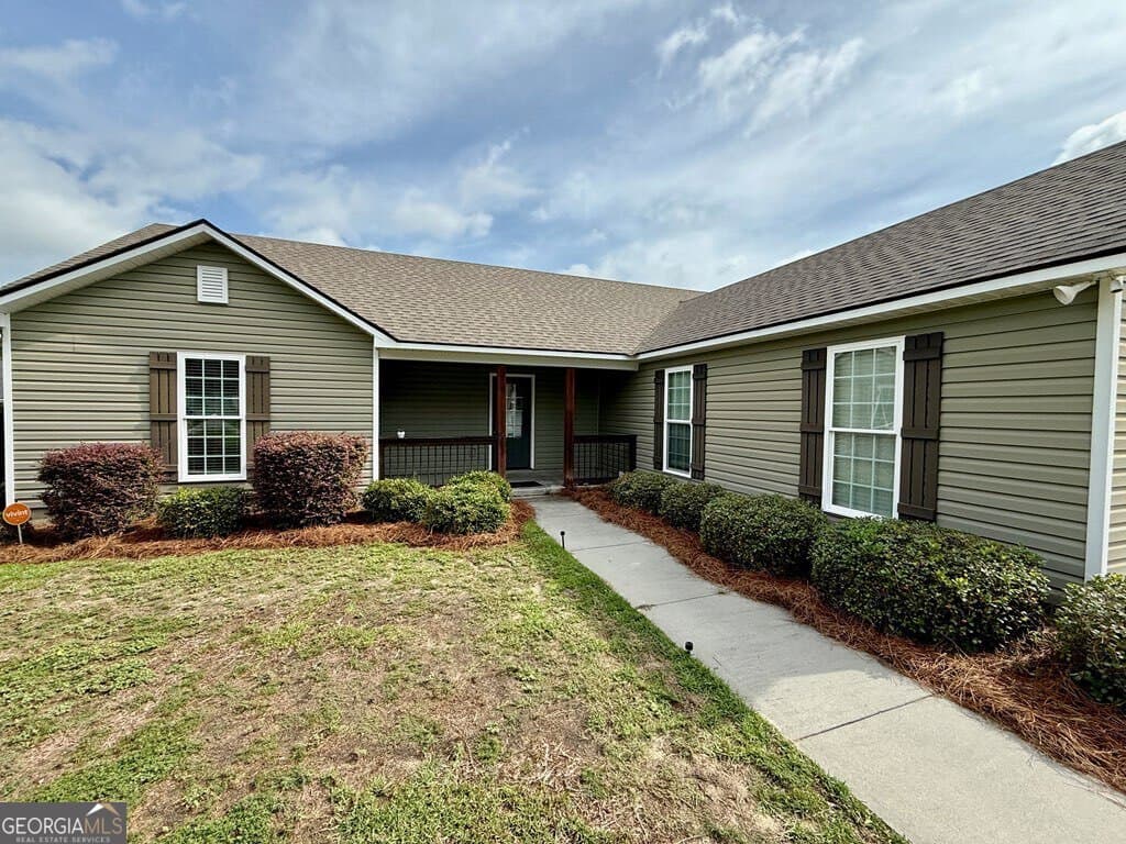 3 bedroom, 2 bathroom, 1,573 sq ft single family residence under contract at 401 Spanish Moss Lane, Adel, GA 31620 — photo 2