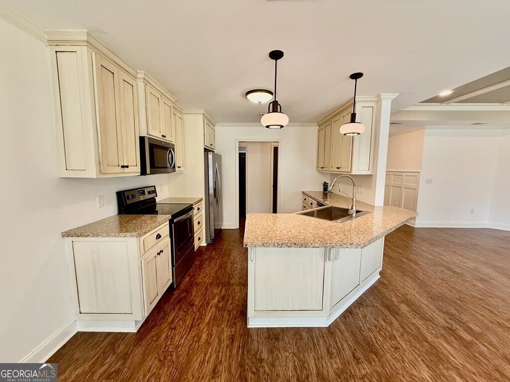 3 bedroom, 2 bathroom, 1,573 sq ft single family residence under contract at 401 Spanish Moss Lane, Adel, GA 31620 — photo 6
