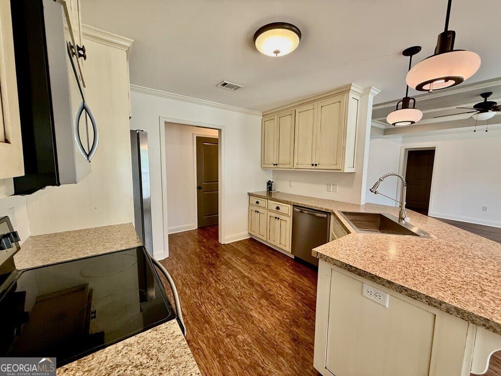 3 bedroom, 2 bathroom, 1,573 sq ft single family residence under contract at 401 Spanish Moss Lane, Adel, GA 31620 — photo 7