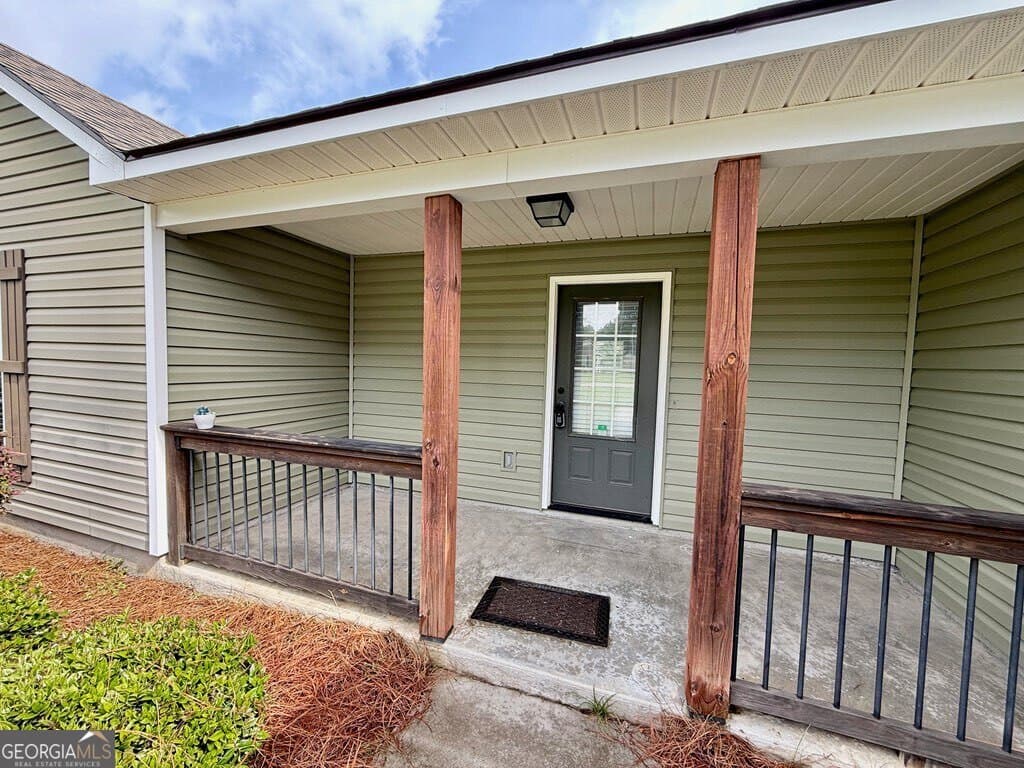 3 bedroom, 2 bathroom, 1,573 sq ft single family residence under contract at 401 Spanish Moss Lane, Adel, GA 31620 — photo 3