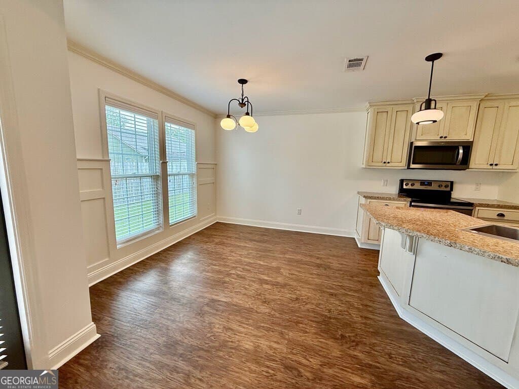 3 bedroom, 2 bathroom, 1,573 sq ft single family residence under contract at 401 Spanish Moss Lane, Adel, GA 31620 — photo 9