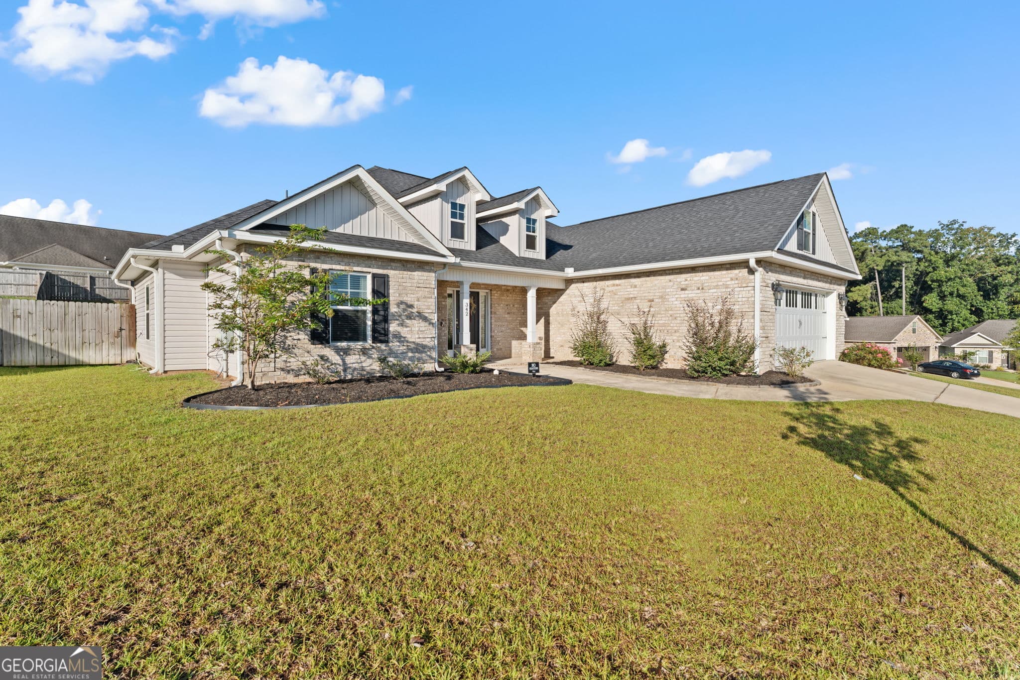 4 bedroom, 2 bathroom, 1,939 sq ft single family residence for sale at 342 Creek Ridge Drive, Warner Robins, GA 31088 — photo 2