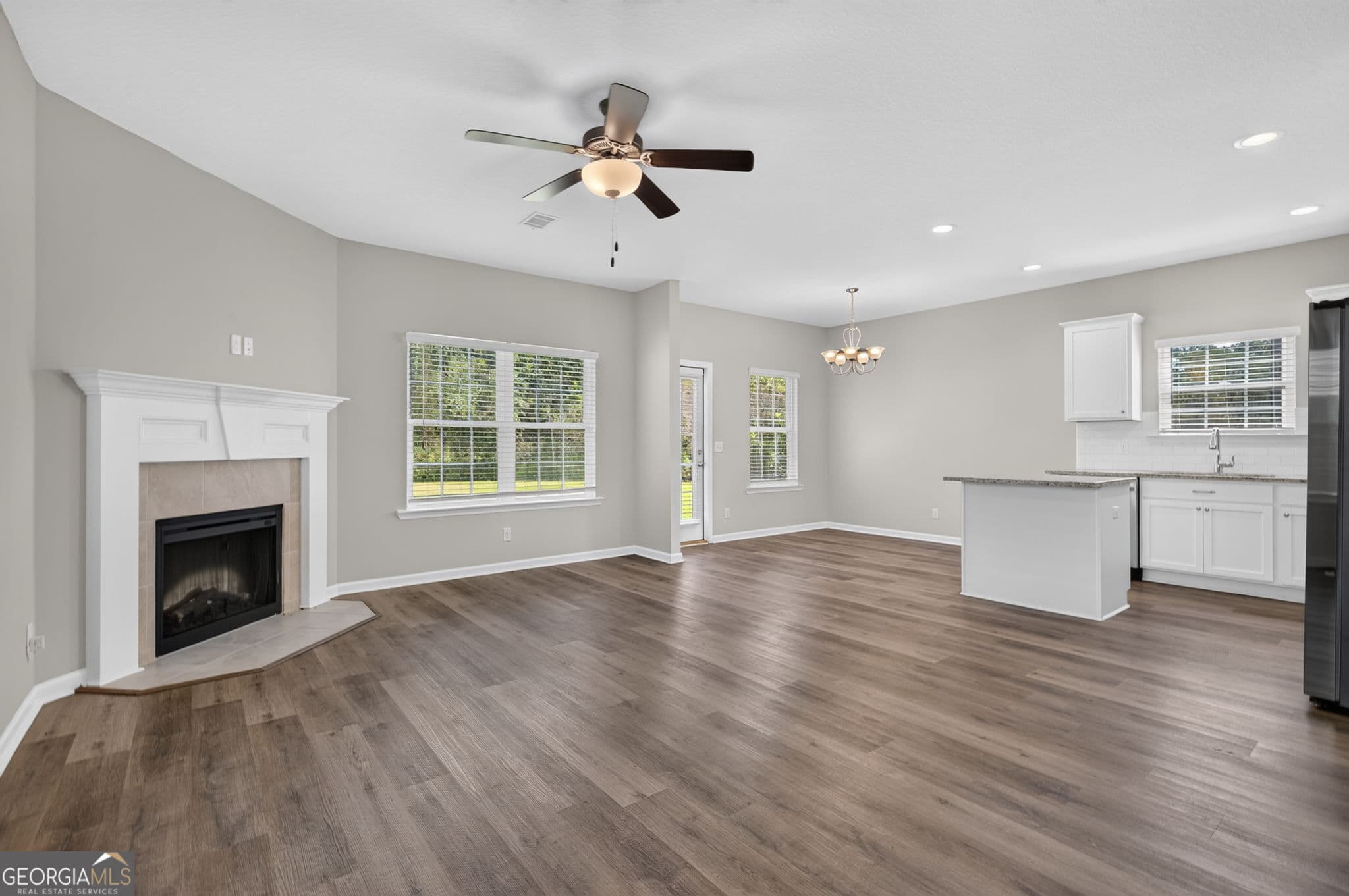 3 bedroom, 2.5 bathroom, 1,781 sq ft single family residence for sale at 572 Brightleaf Circle, Hinesville, GA 31313 — photo 8
