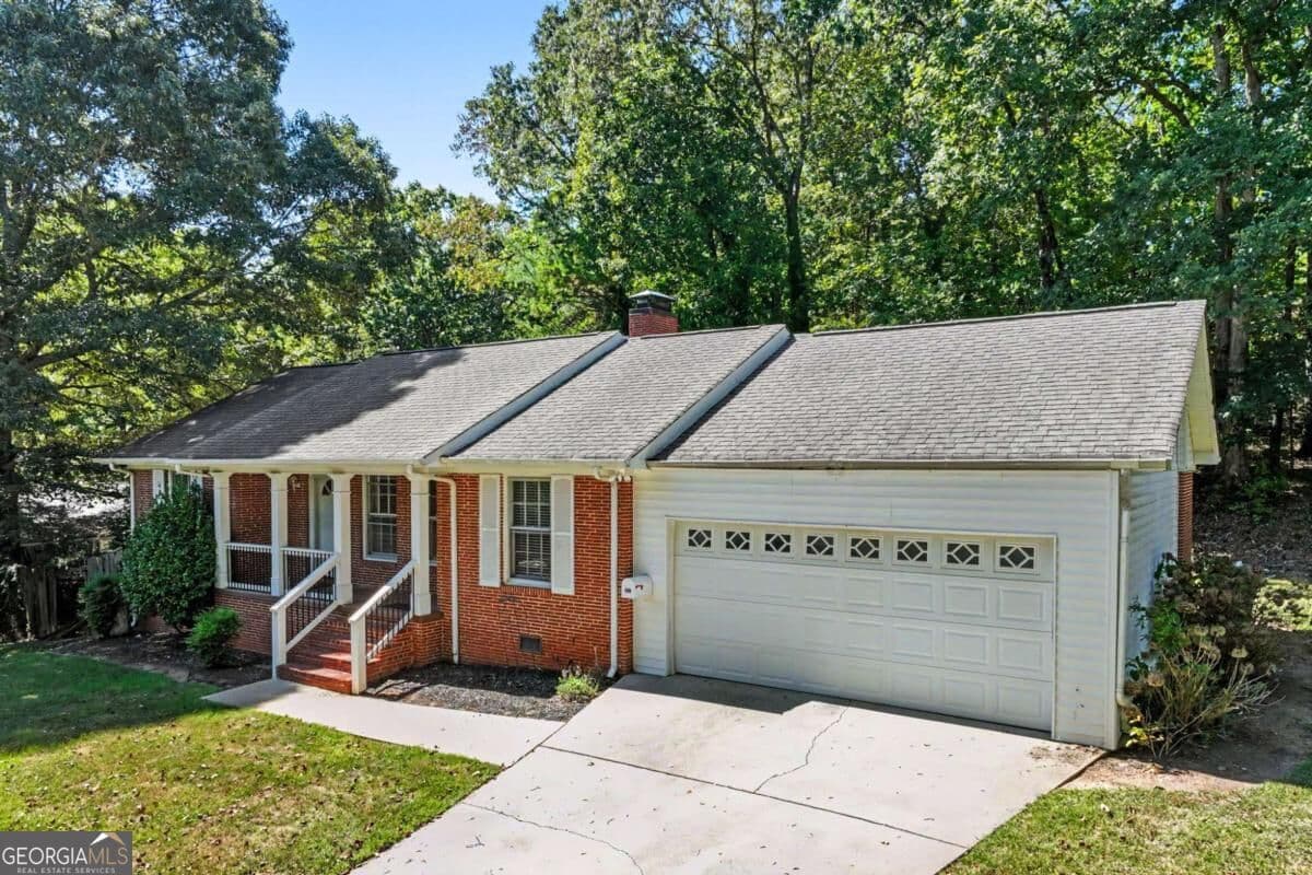 4 bedroom, 2 bathroom, 1,494 sq ft single family residence for sale at 1063 Lakeshore Drive, Gainesville, GA 30501 — photo 3