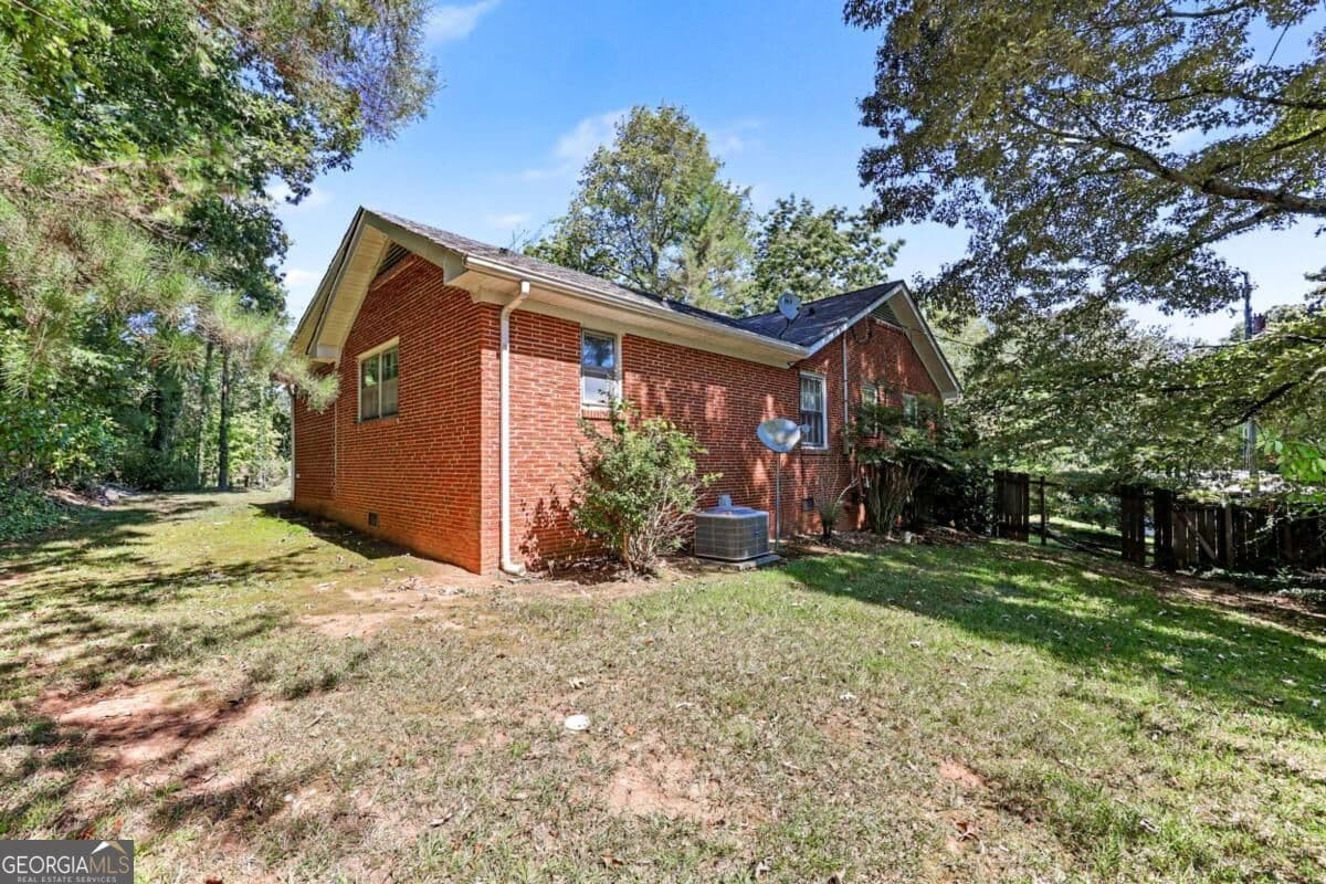 4 bedroom, 2 bathroom, 1,494 sq ft single family residence for sale at 1063 Lakeshore Drive, Gainesville, GA 30501 — photo 10