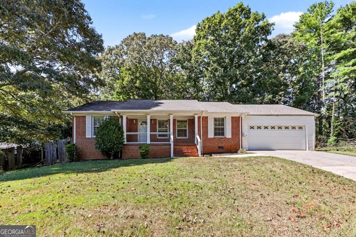 4 bedroom, 2 bathroom, 1,494 sq ft single family residence for sale at 1063 Lakeshore Drive, Gainesville, GA 30501 — photo 4