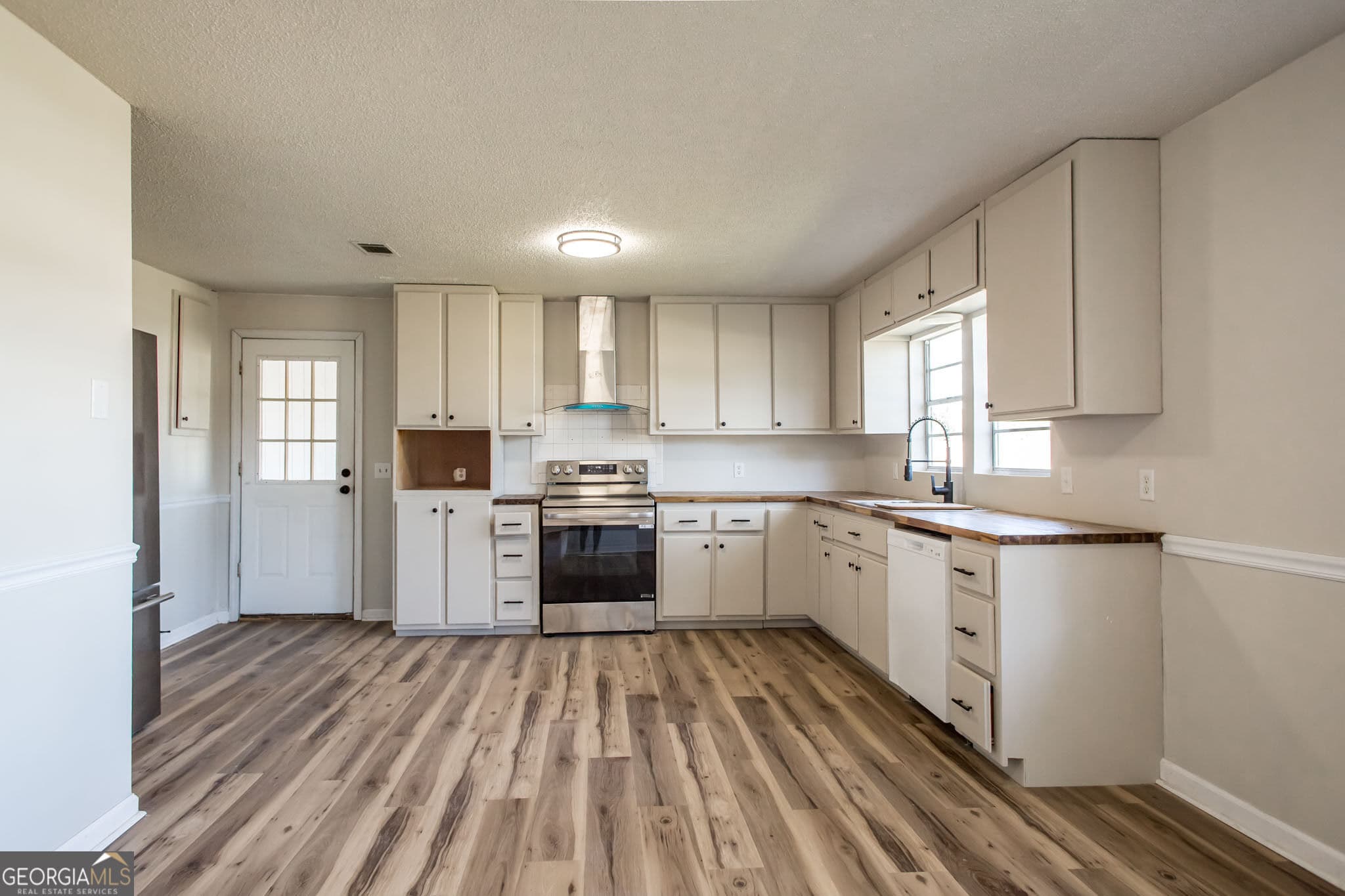 3 bedroom, 2 bathroom, 1,250 sq ft single family residence for sale at 4417 Railroad Avenue, Waycross, GA 31503 — photo 6