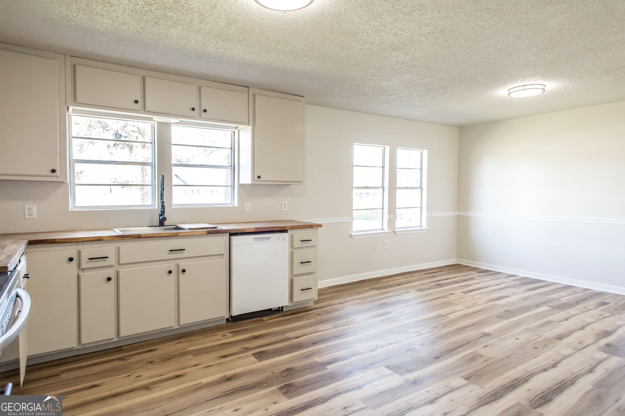 3 bedroom, 2 bathroom, 1,250 sq ft single family residence for sale at 4417 Railroad Avenue, Waycross, GA 31503 — photo 5