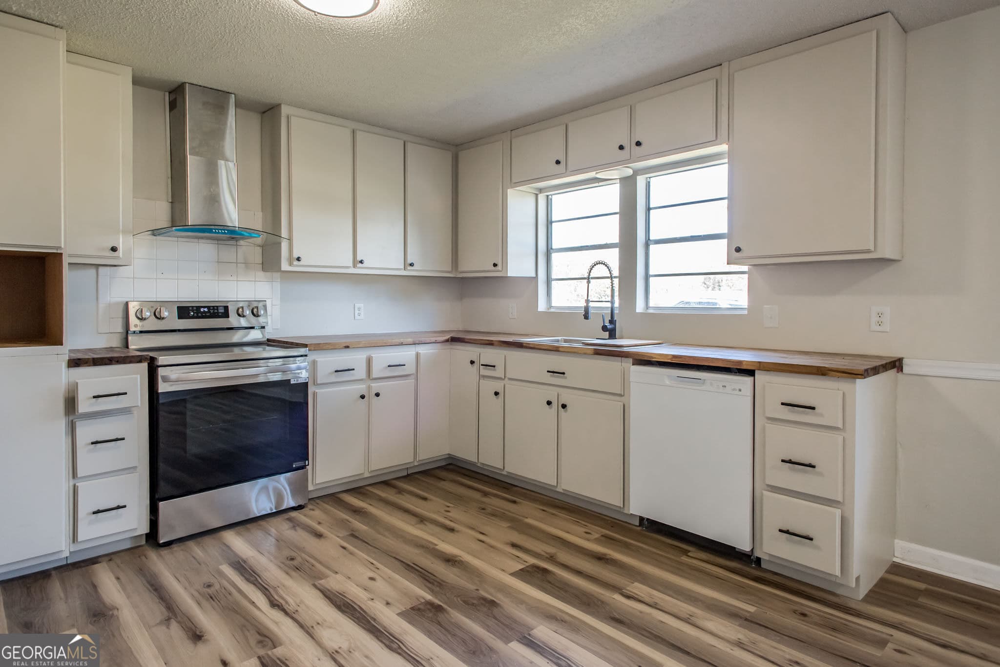 3 bedroom, 2 bathroom, 1,250 sq ft single family residence for sale at 4417 Railroad Avenue, Waycross, GA 31503 — photo 8