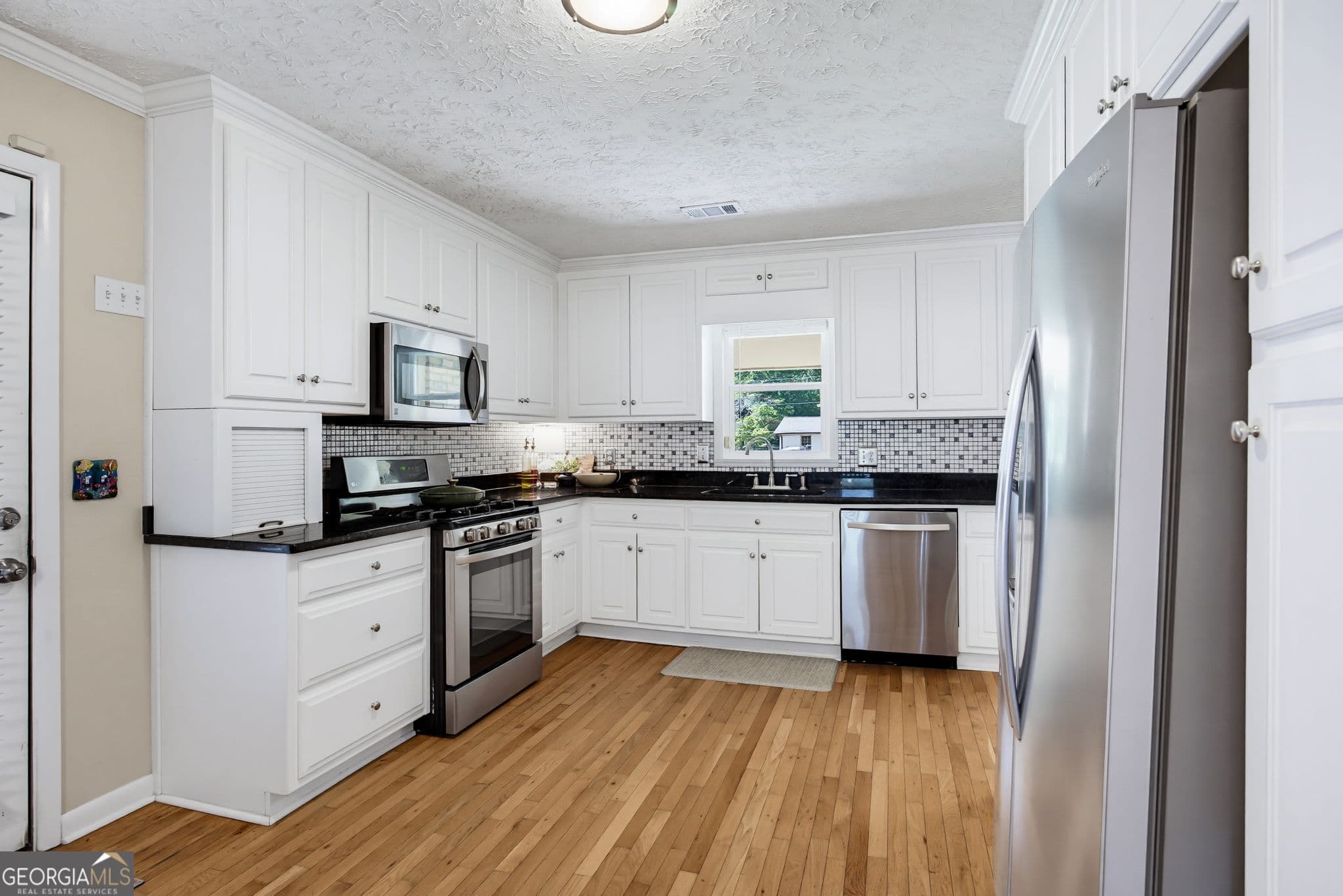3 bedroom, 3 bathroom, 1,850 sq ft single family residence for sale at 3307 Wildwood Drive, Marietta, GA 30060 — photo 4