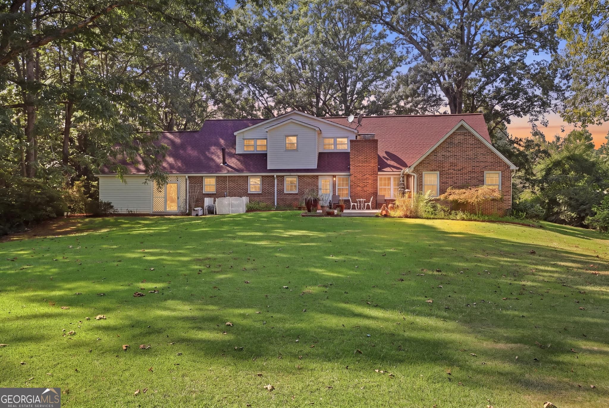4 bedroom, 2 bathroom, 3,124 sq ft single family residence for sale at 400 Harris Street, Toccoa, GA 30577 — photo 2