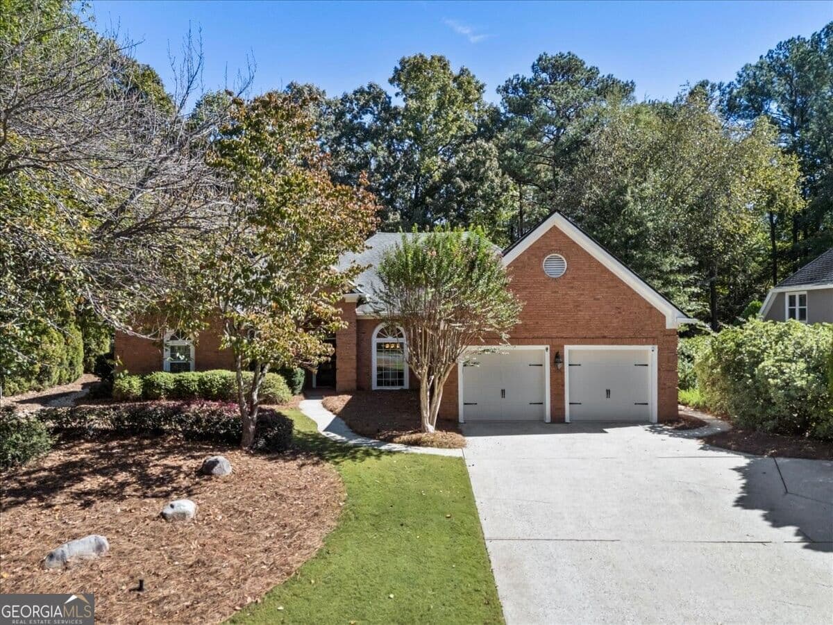 3 bedroom, 2.5 bathroom, 2,665 sq ft single family residence for sale at 6230 Bannerhorn Run, Alpharetta, GA 30005 — photo 2