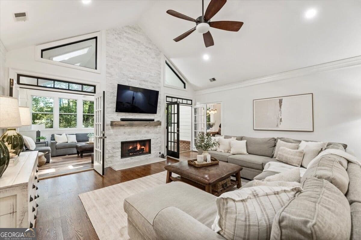 3 bedroom, 2.5 bathroom, 2,665 sq ft single family residence for sale at 6230 Bannerhorn Run, Alpharetta, GA 30005 — photo 6