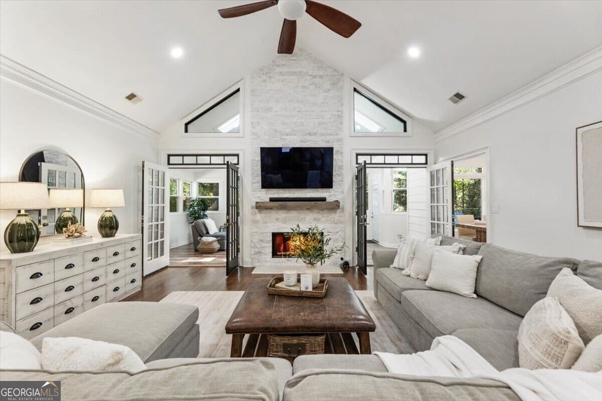 3 bedroom, 2.5 bathroom, 2,665 sq ft single family residence for sale at 6230 Bannerhorn Run, Alpharetta, GA 30005 — photo 7