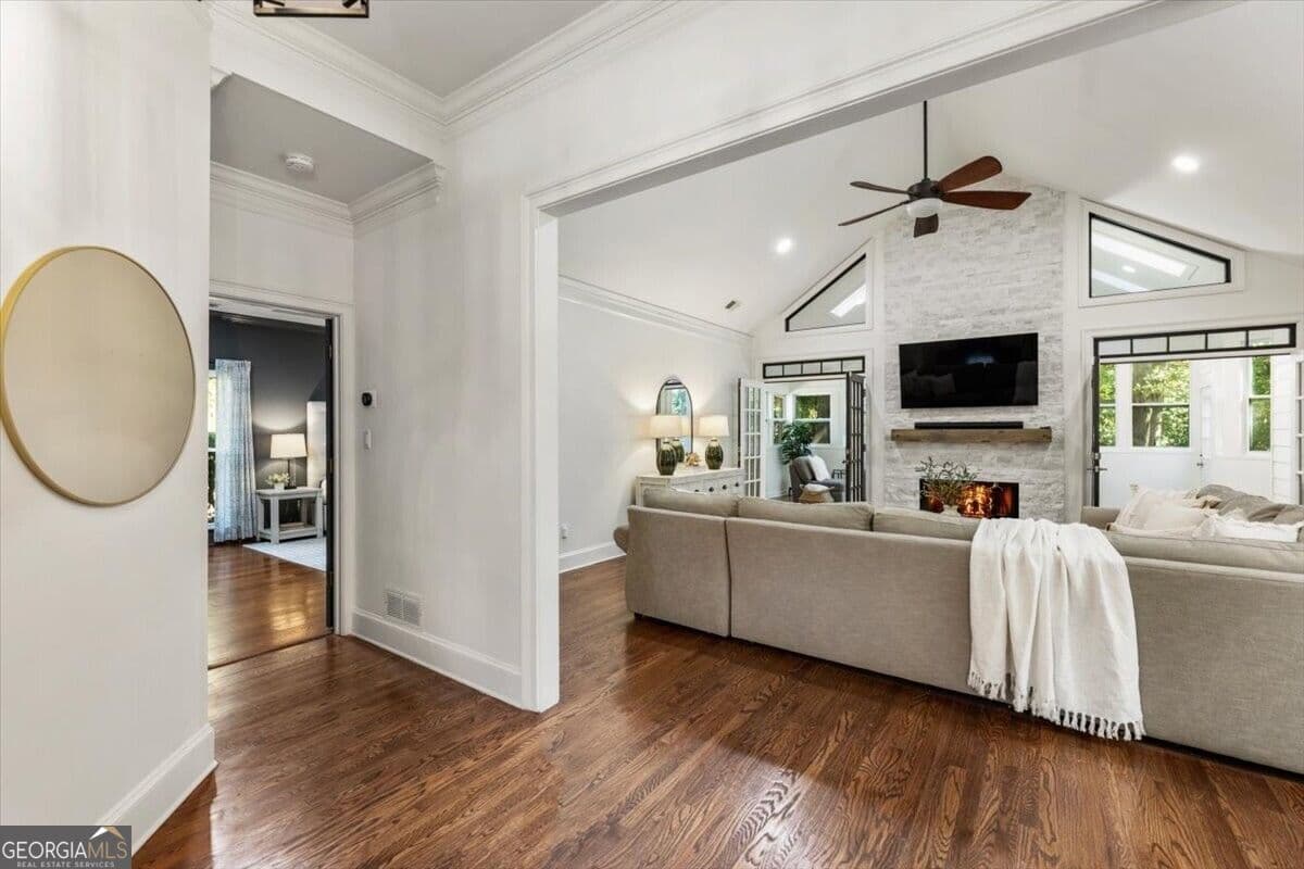 3 bedroom, 2.5 bathroom, 2,665 sq ft single family residence for sale at 6230 Bannerhorn Run, Alpharetta, GA 30005 — photo 5