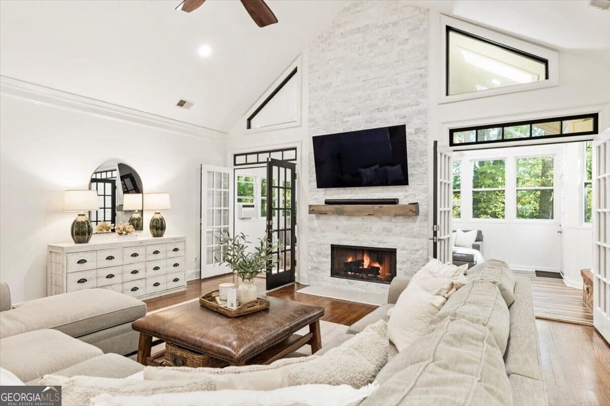 3 bedroom, 2.5 bathroom, 2,665 sq ft single family residence for sale at 6230 Bannerhorn Run, Alpharetta, GA 30005 — photo 8