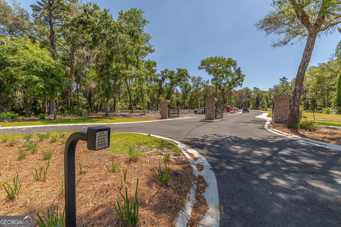 5 bedroom, 3 bathroom, 3,236 sq ft single family residence for sale at 121 Canopy Lane, St. Simons, GA 31522 — photo 6
