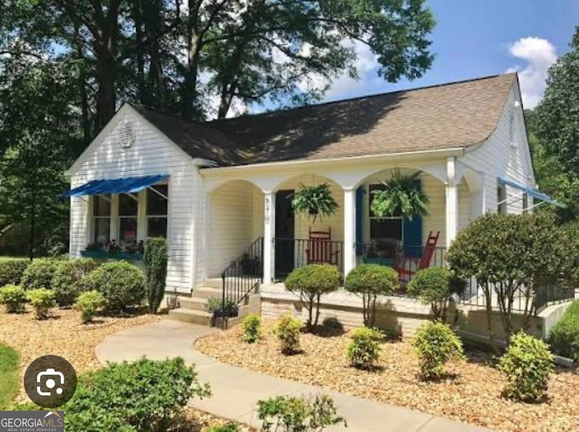 2 bedroom, 1 bathroom, 1,058 sq ft mixed use for sale at 570 Lanier Avenue, Fayetteville, GA 30214 — photo 1 of 12