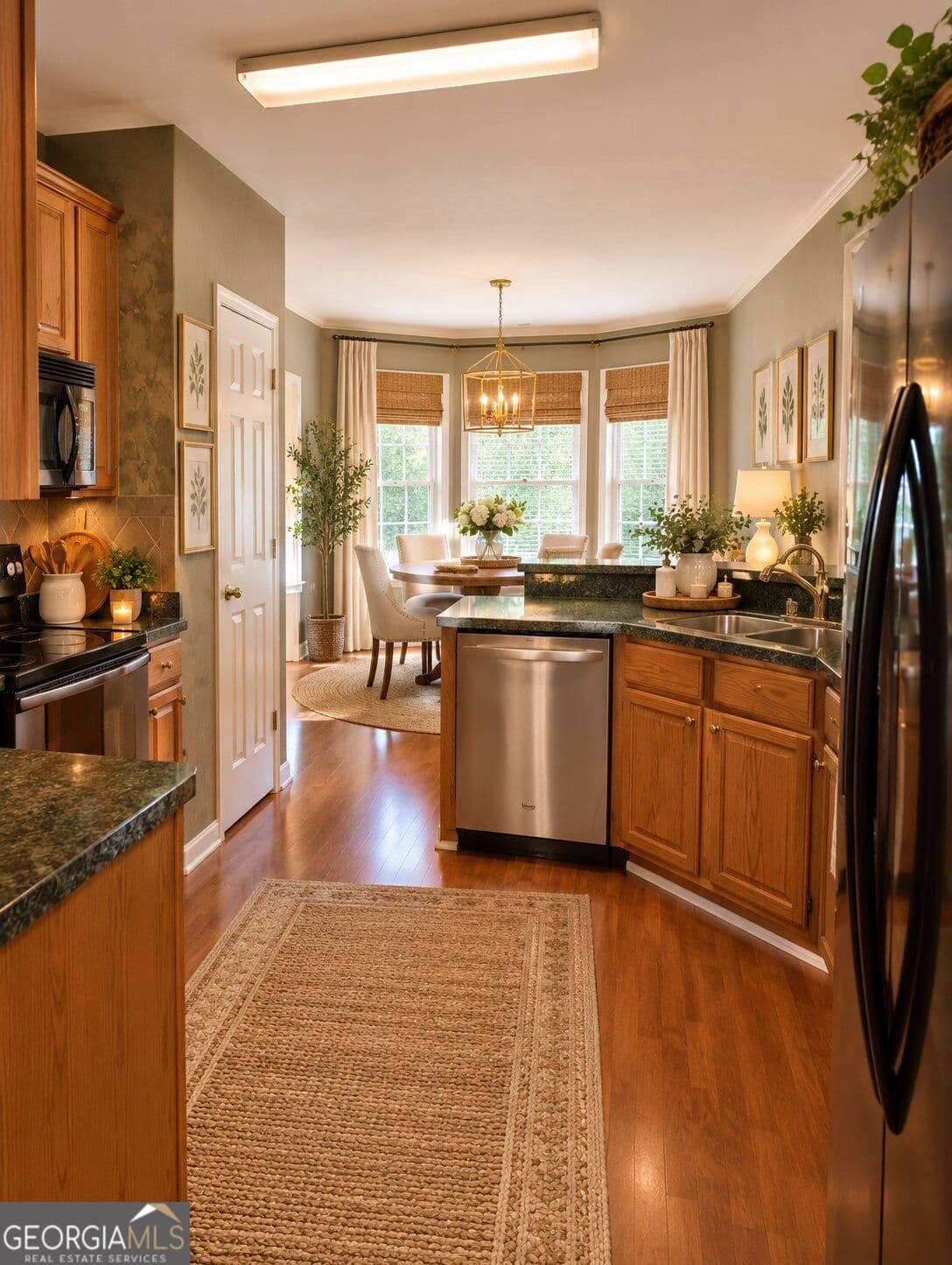 5 bedroom, 3 bathroom, 2,777 sq ft single family residence for sale at 775 Abercorn Drive, Atlanta, GA 30331 — photo 4