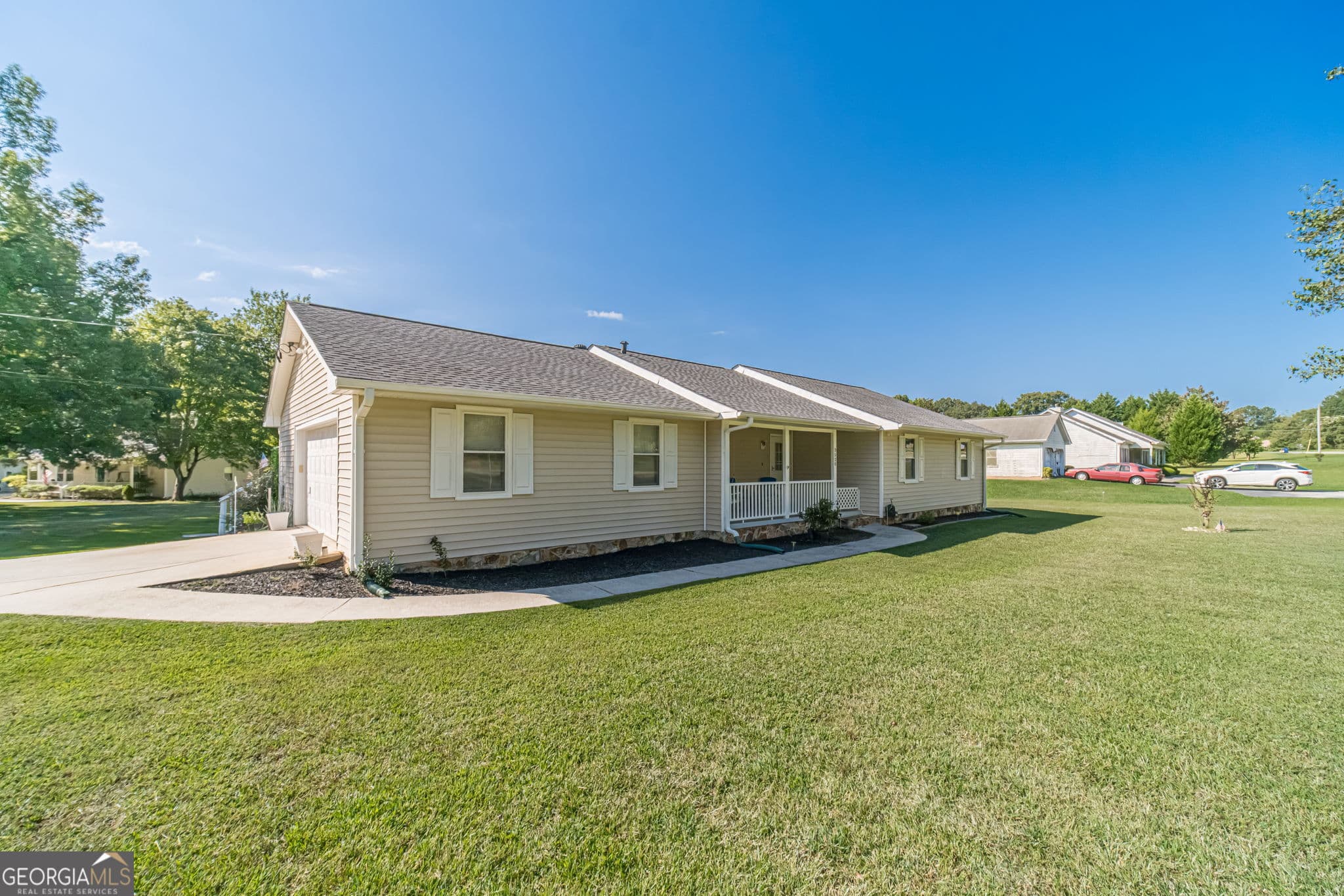 3 bedroom, 2 bathroom, 1,589 sq ft single family residence for sale at 3520 Camelot Court, Loganville, GA 30052 — photo 1 of 21