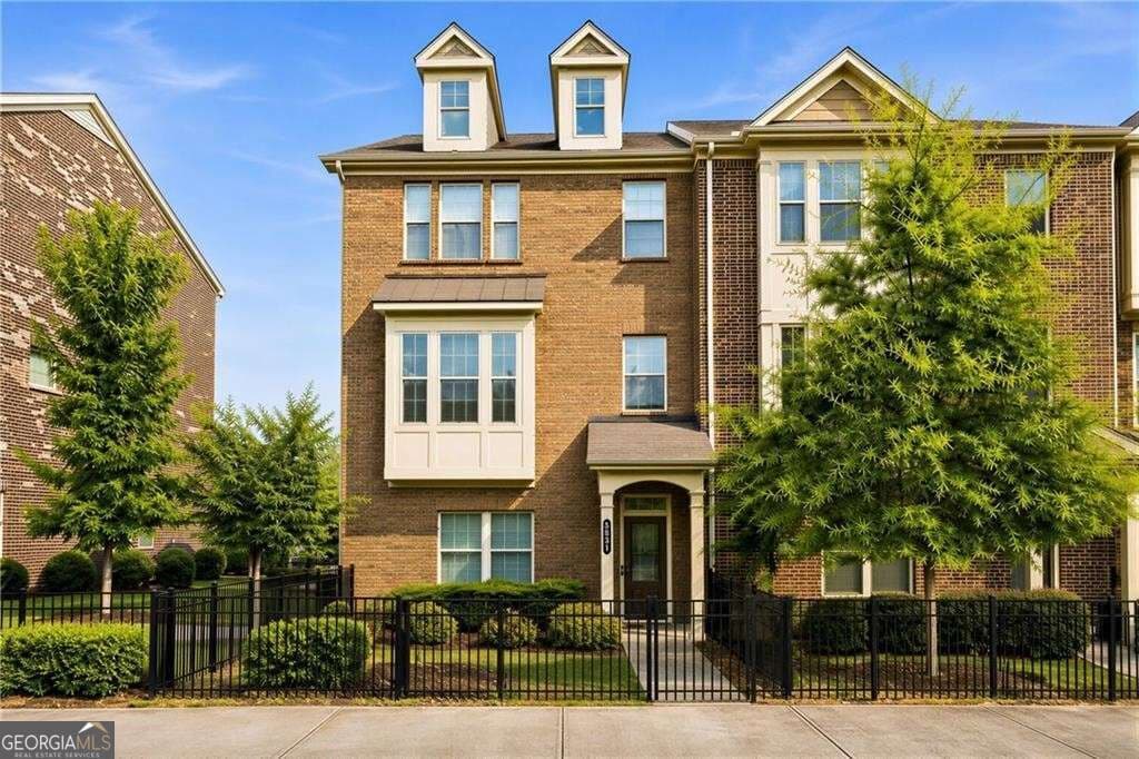 4 bedroom, 3.5 bathroom, 2,502 sq ft townhouse for sale at 5831 Terrace Bend Way, Peachtree Corners, GA 30092 — photo 2