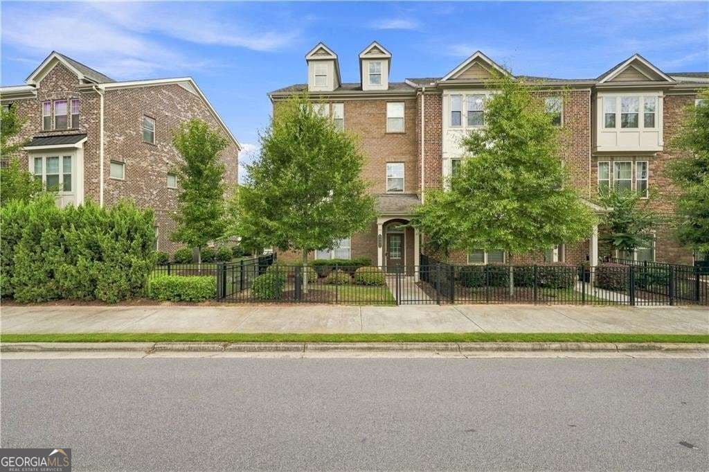 4 bedroom, 3.5 bathroom, 2,502 sq ft townhouse for sale at 5831 Terrace Bend Way, Peachtree Corners, GA 30092 — photo 1 of 43