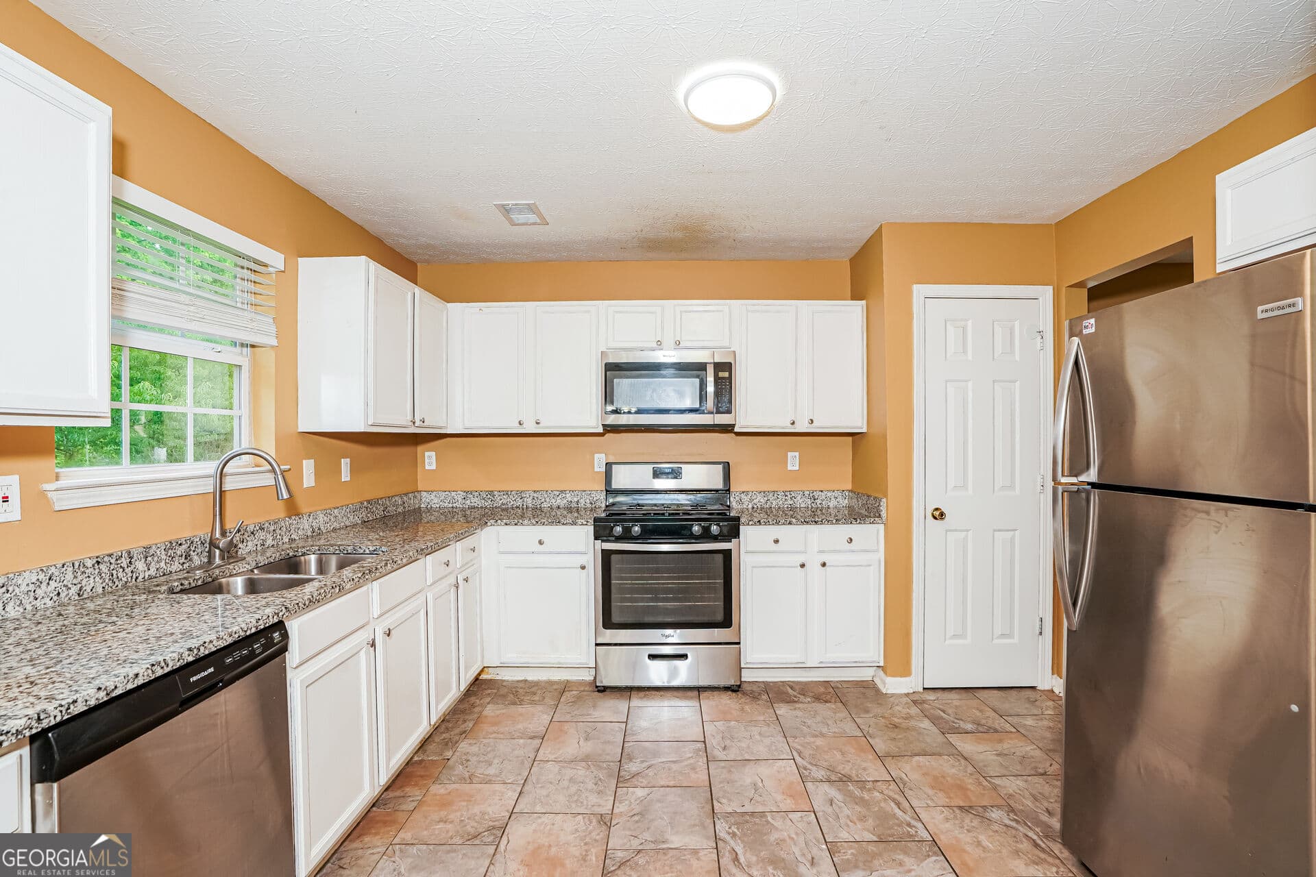 4 bedroom, 2.5 bathroom, 2,642 sq ft single family residence for sale at 1009 Lear Drive, Locust Grove, GA 30248 — photo 6