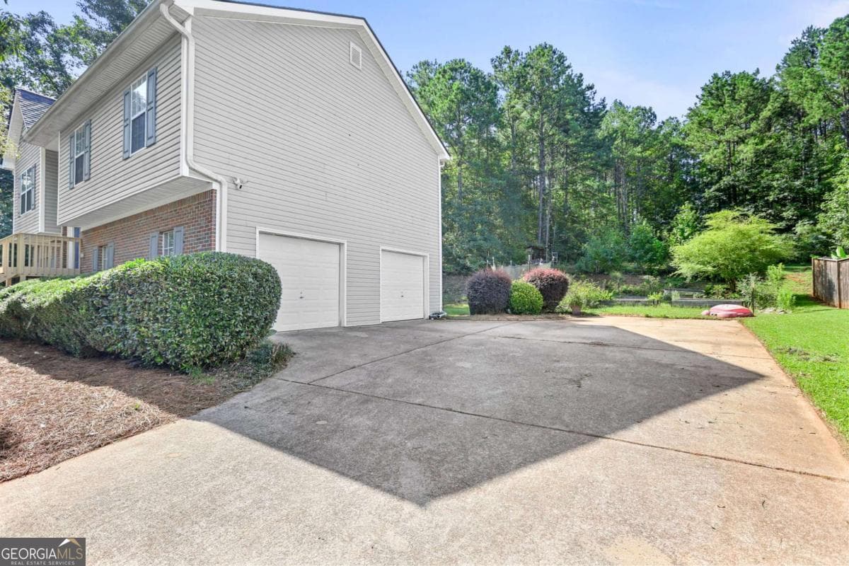 3 bedroom, 3 bathroom, 1,750 sq ft single family residence for sale at 35 Hidden Brook Trail, Newnan, GA 30265 — photo 4