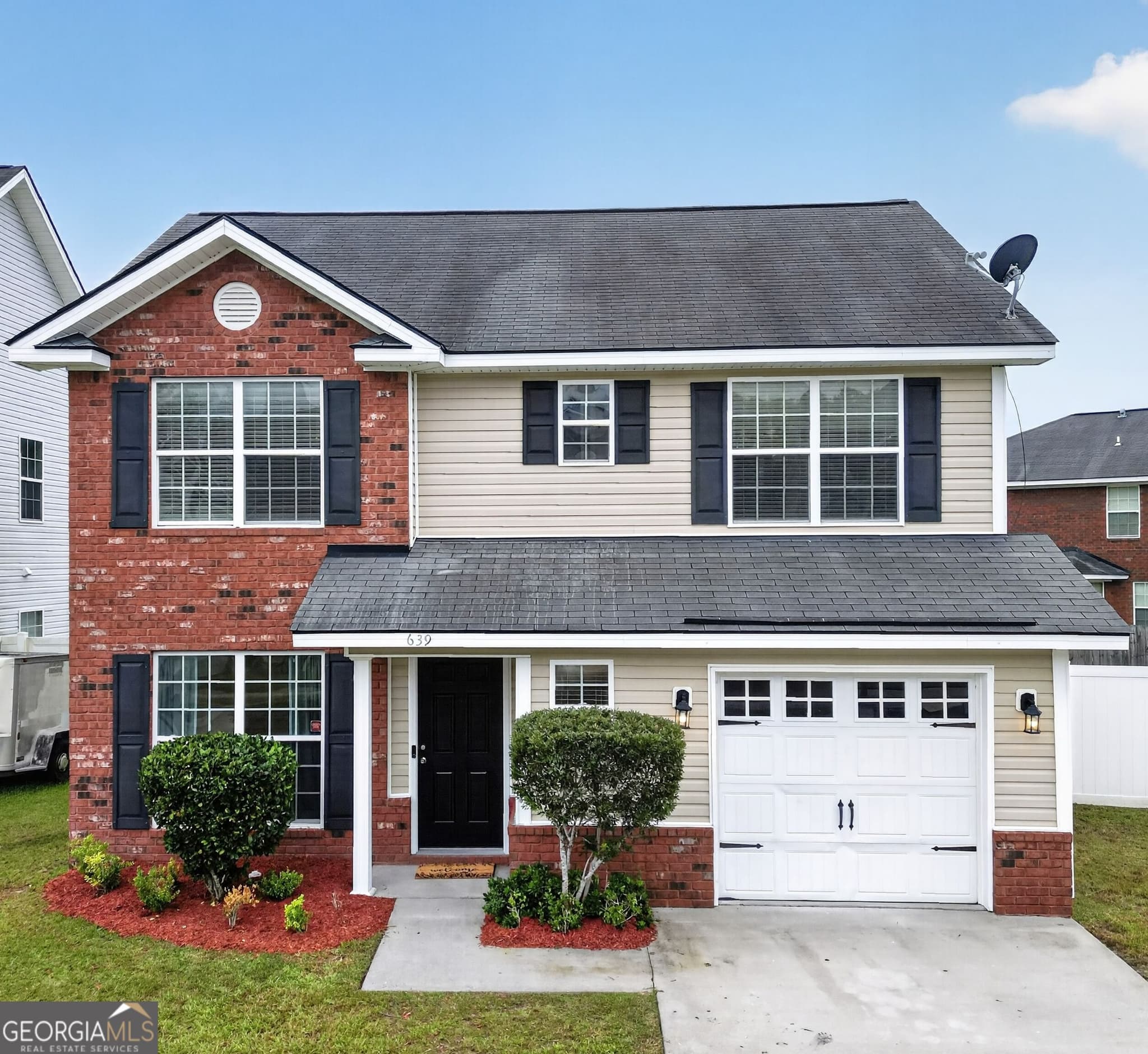 3 bedroom, 2.5 bathroom, 1,637 sq ft single family residence under contract at 639 Amhearst Row, Hinesville, GA 31313