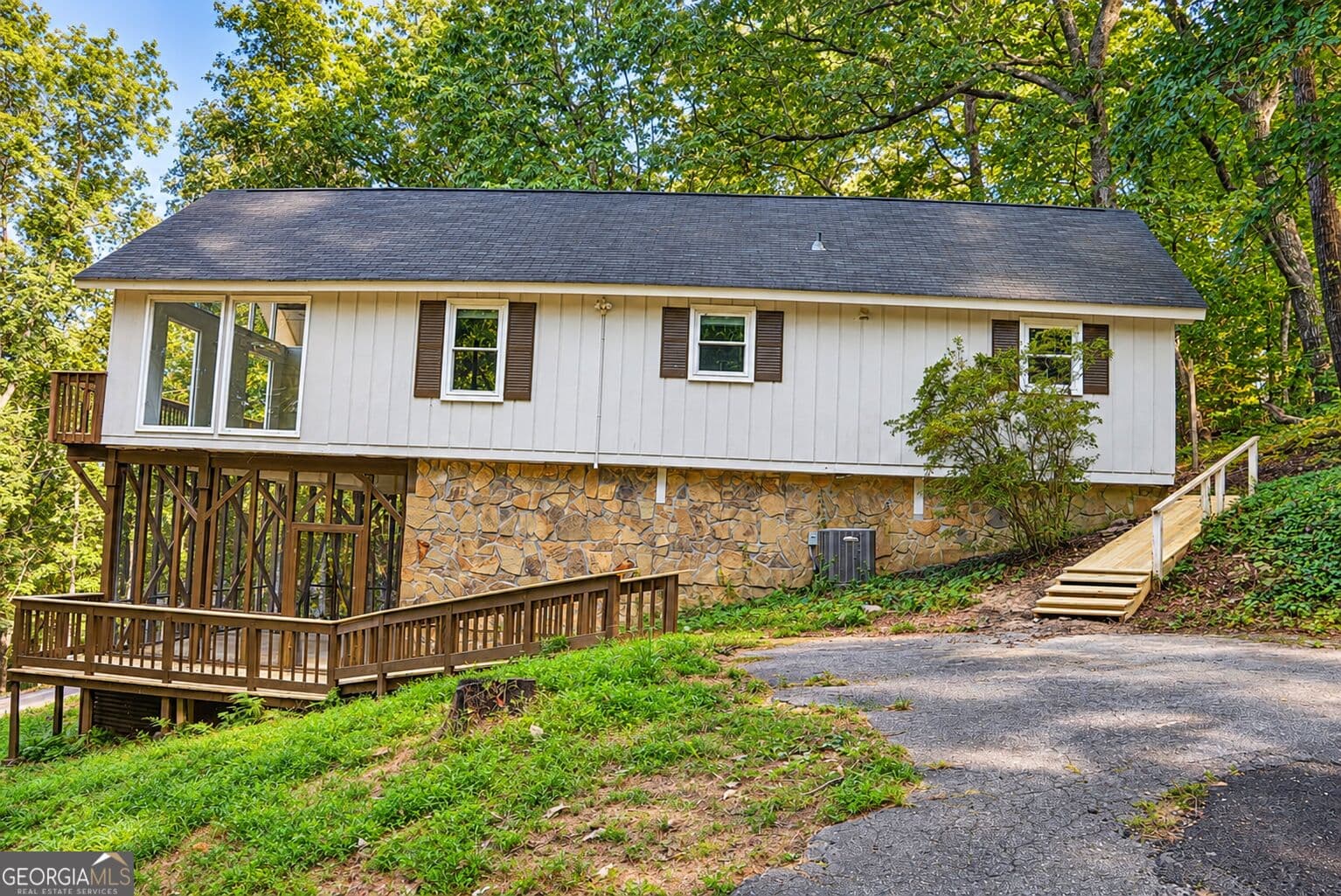 2 bedroom, 2 bathroom, 1,104 sq ft cabin,single family residence for sale at 165 Royal Lodge Drive, Warm Springs, GA 31830 — photo 2