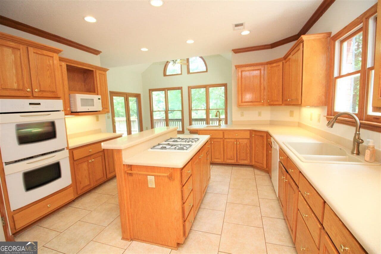6 bedroom, 5 bathroom, 5,710 sq ft single family residence for sale at 1917 Al Roberts Road, Senoia, GA 30276 — photo 8