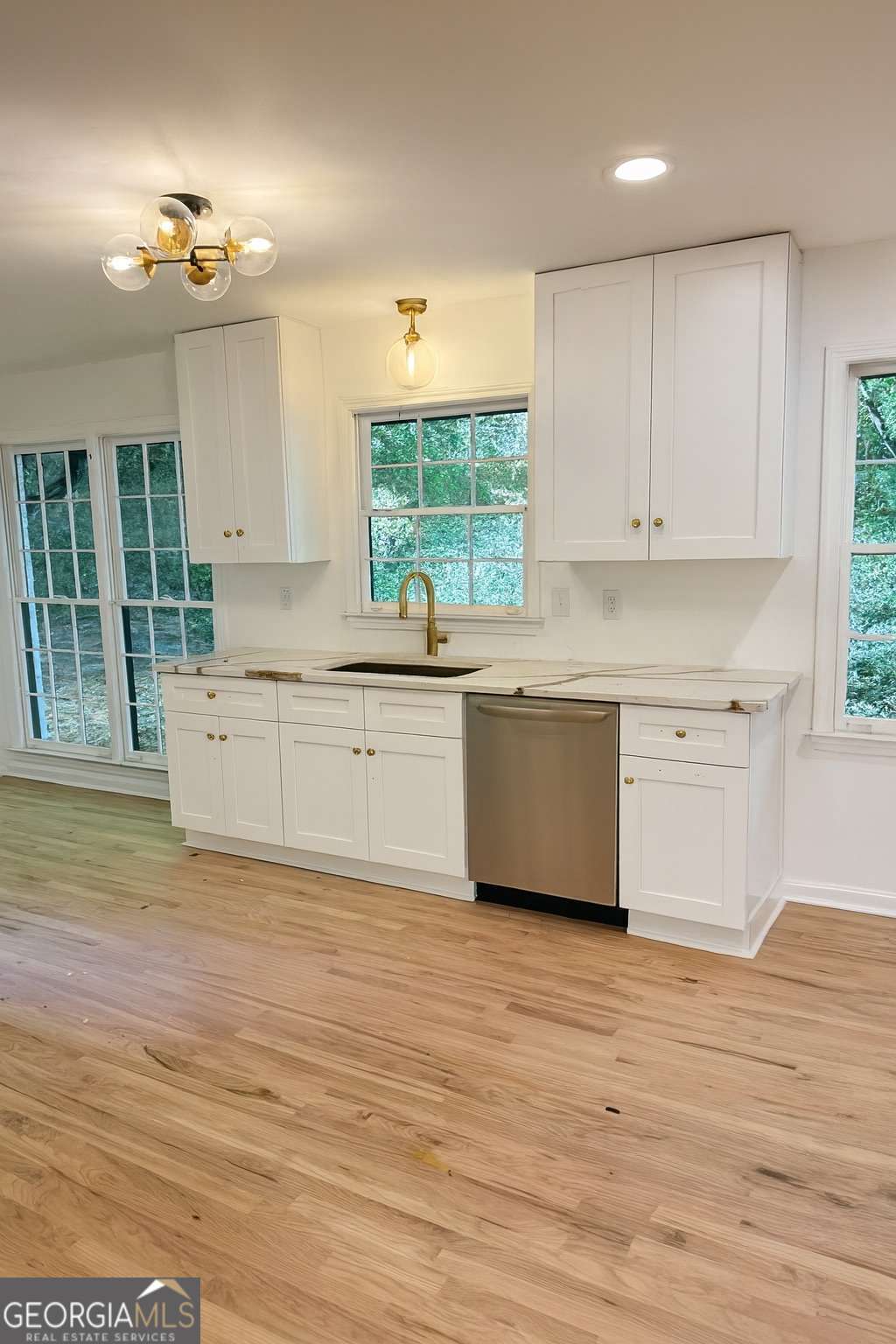 4 bedroom, 2 bathroom, 2,239 sq ft single family residence for sale at 2520 Overlook Way, Atlanta, GA 30345 — photo 8