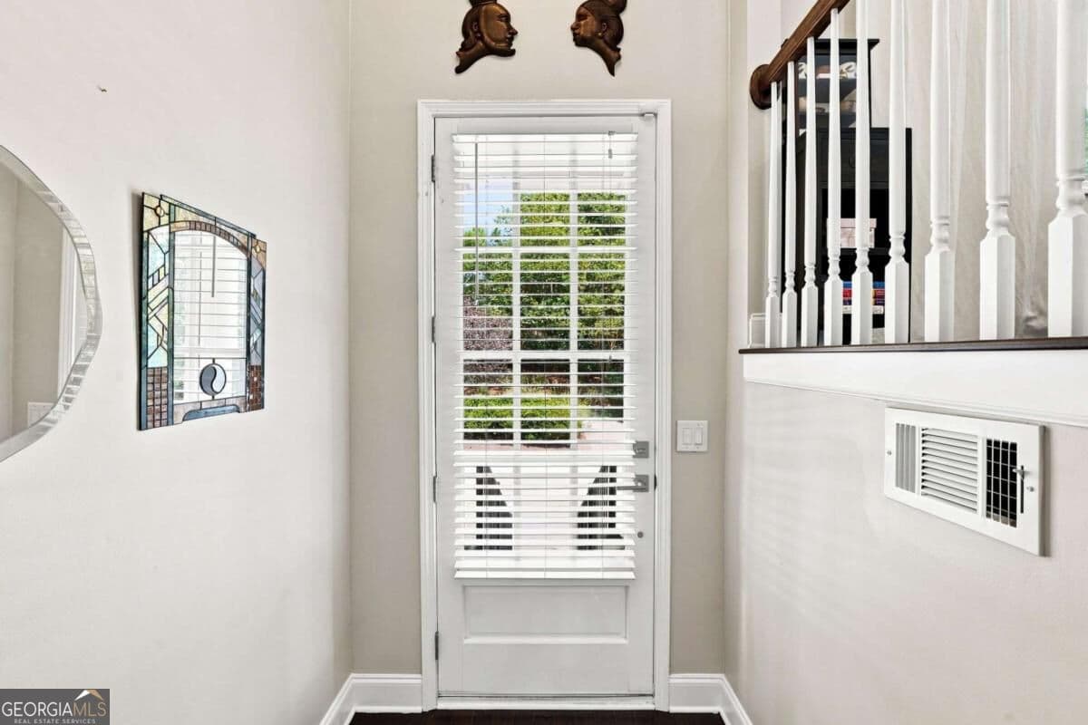 4 bedroom, 3.5 bathroom, 2,840 sq ft townhouse for sale at 7603 Lowery Oak Drive, Roswell, GA 30075 — photo 4