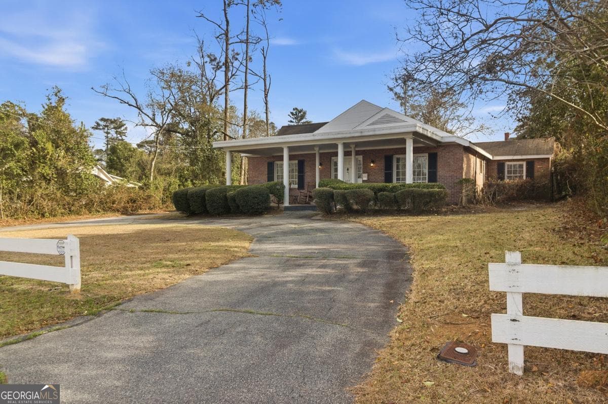 3 bedroom, 2 bathroom single family residence for sale at 607 Mack Drive, Valdosta, GA 31602 — photo 4