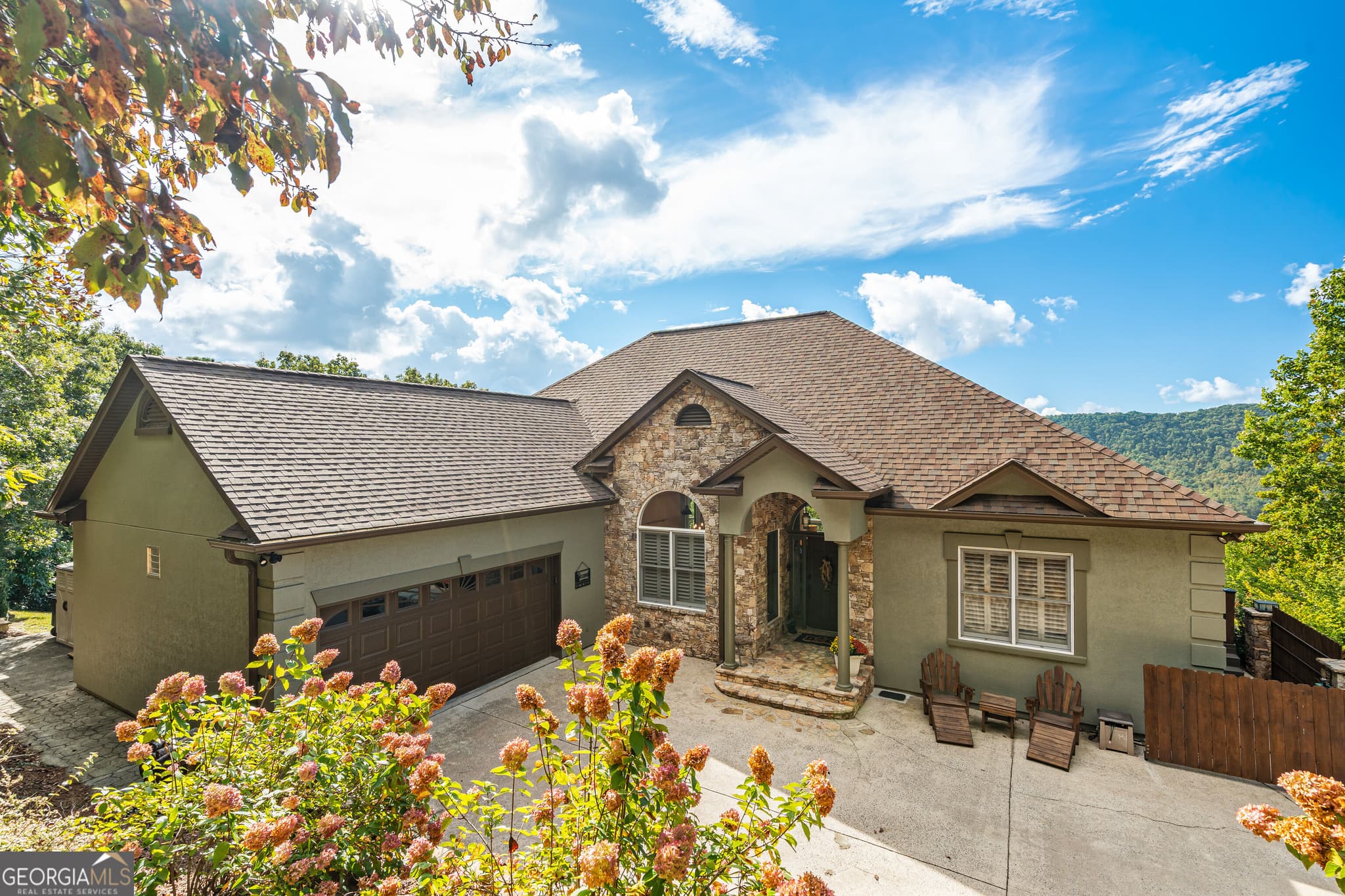 5 bedroom, 4.5 bathroom single family residence under contract at 2602 The Ridges, Hiawassee, GA 30546 — photo 2