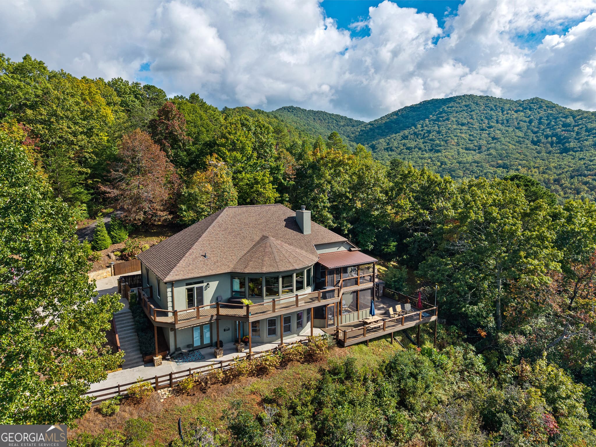 5 bedroom, 4.5 bathroom single family residence under contract at 2602 The Ridges, Hiawassee, GA 30546 — photo 6